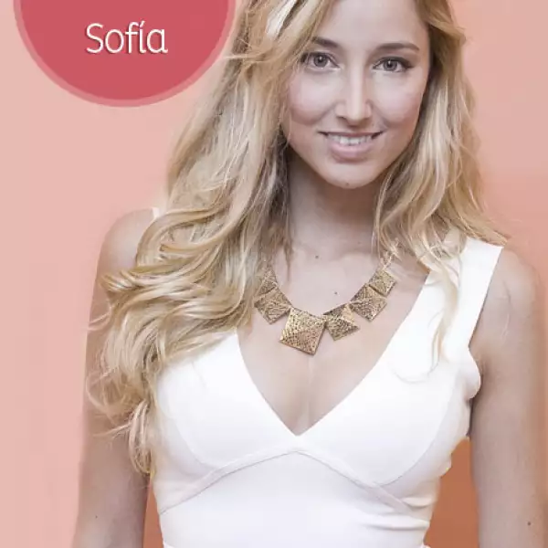 Sofía Sisniega es originaria de Cuernavaca, Morelos, actualmente participa en la serie de televisión de Pedro Torres `Gossip Girl Acapulco´.