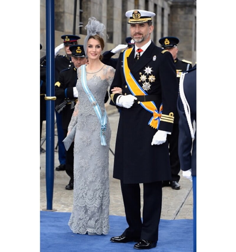 Los Príncipes de Asturias en la investidura del Rey Guillermo Alejandro, Letizia no tiene una orden holandesa por lo tanto lleva la de España.