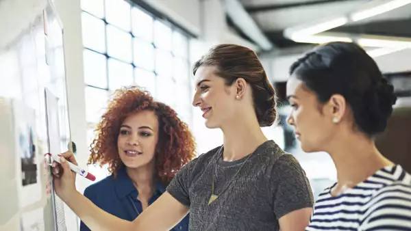 Este fenómeno se debe en parte a que las mujeres están pidiendo un 2% más que sus homólogos masculinos.