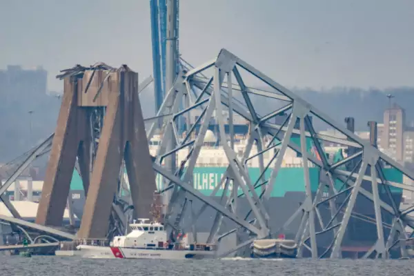 Foto del puente de Baltimore destruido por un barco carguero.