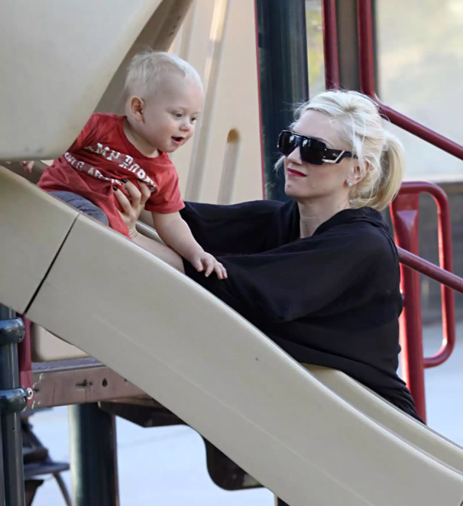 Se toma el tiempo para salir al parque con el pequeño Zuma, que hoy tiene cuatro año.