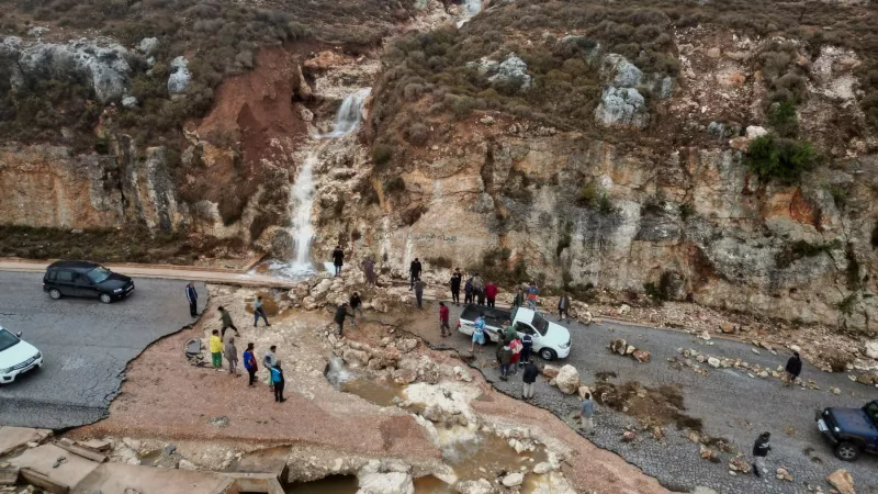 La gente está atrapada en una carretera mientras una fuerte tormenta y fuertes lluvias golpean la ciudad de Shahhat, Libia, el 11 de septiembre de 2023. Foto tomada con un dron.