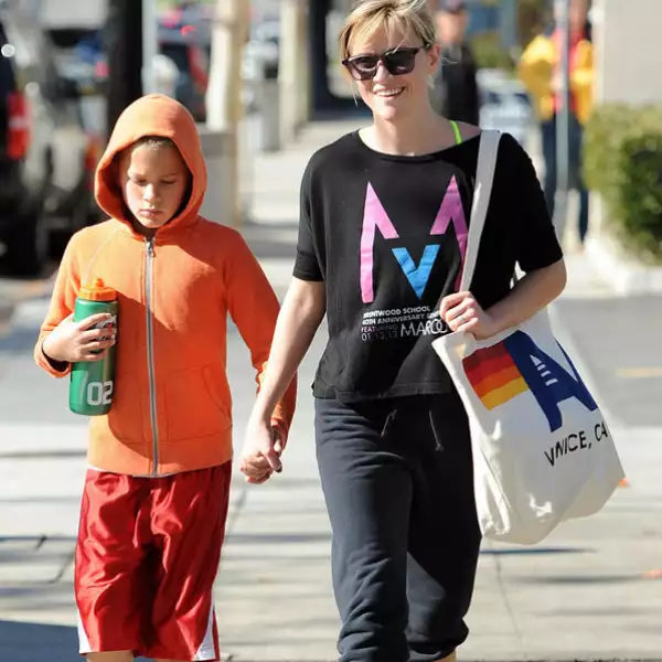 Al igual que a la escuela los hijos de las celebs regresan a sus actividades deportivas, aquí Reese Witherspoon con Deacon, el mayor de sus hijos.