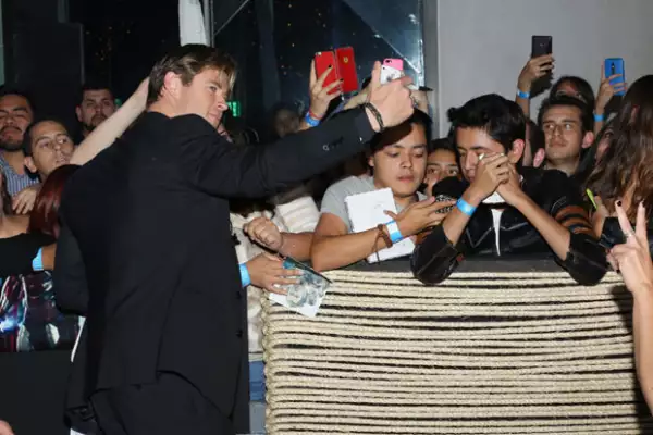 El actor se mostró bastante accesible y feliz de encontrarse de regreso en México.