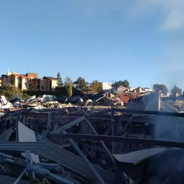 Hay almenos seis menores que están atrapados entre los escombros.