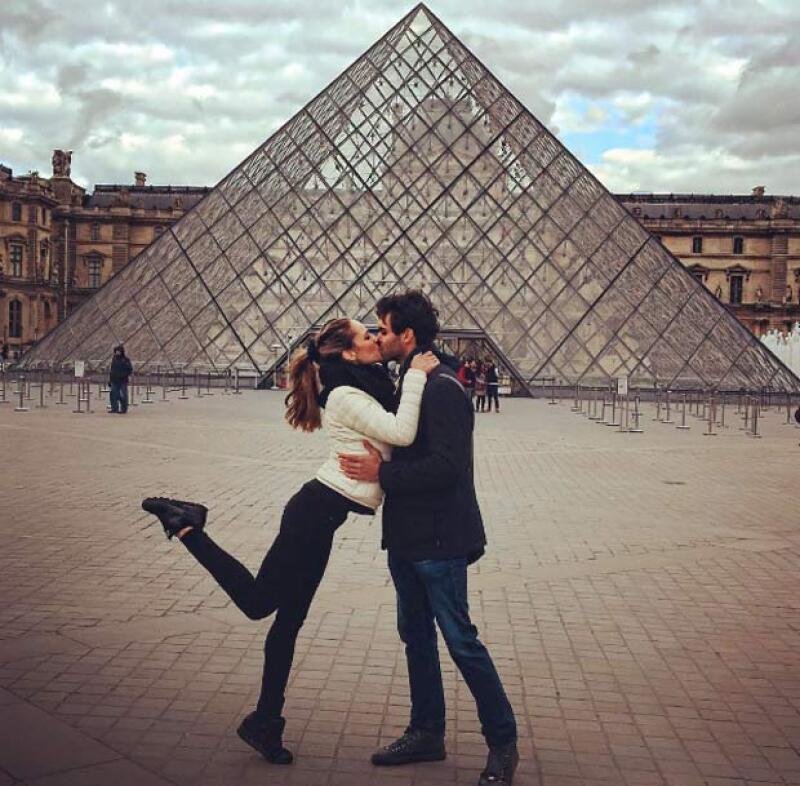 Y la pareja ha viajado por distintas partes del mundo y han estado en los lugares más románticos como París.