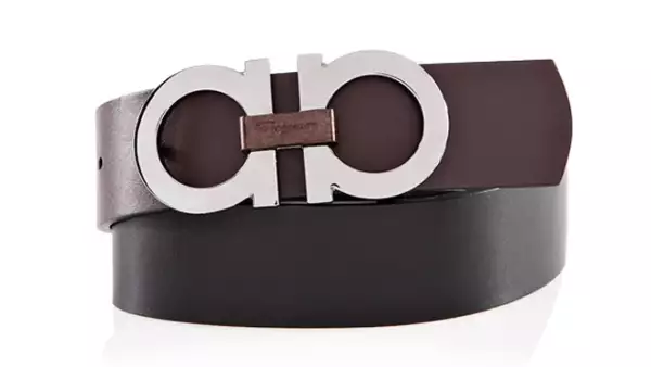 Un cinturó de ancho regular del mismo tono que los zapatos enmarca la silueta de su portador.