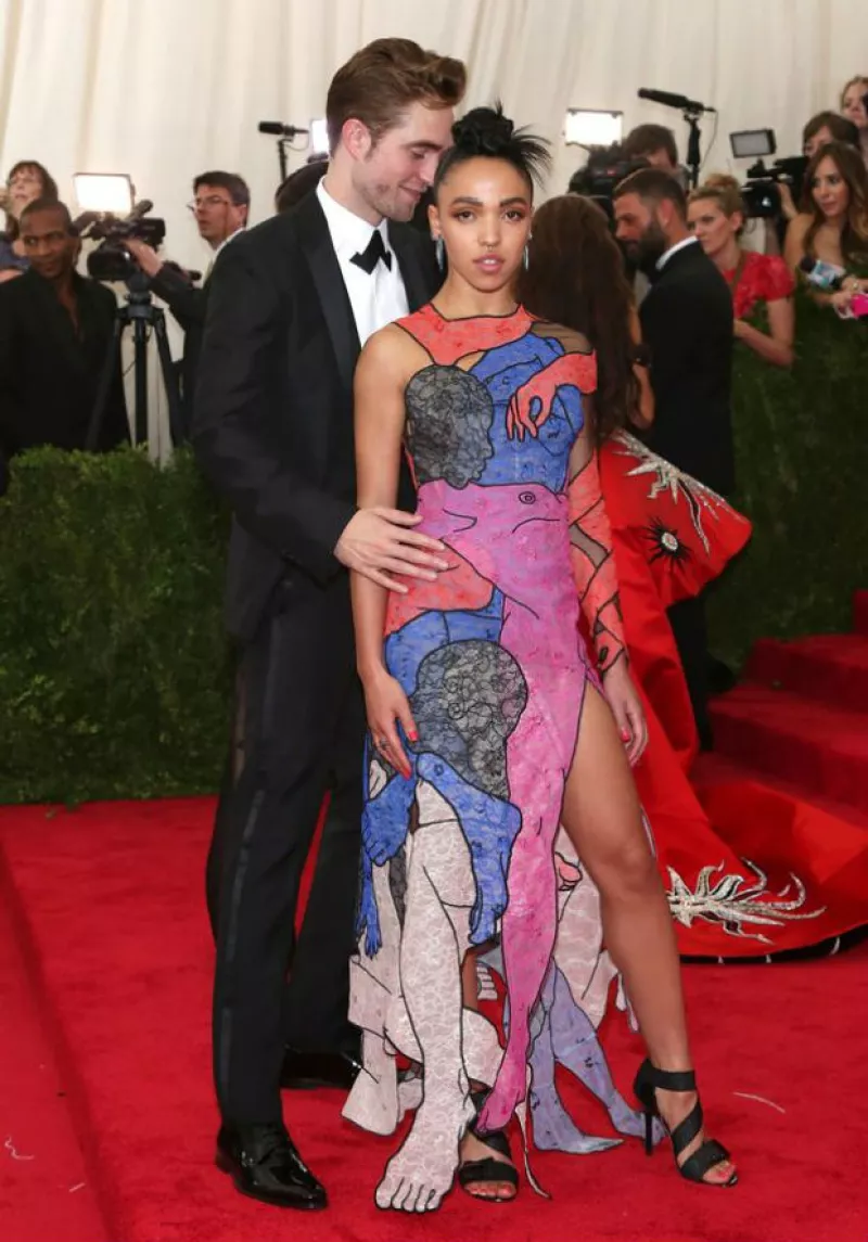 ¿Problemas en el paraíso? Tal parece que el único problema que tiene el actor con su prometida FKA Twigs, es el tipo de boda que desean tener.