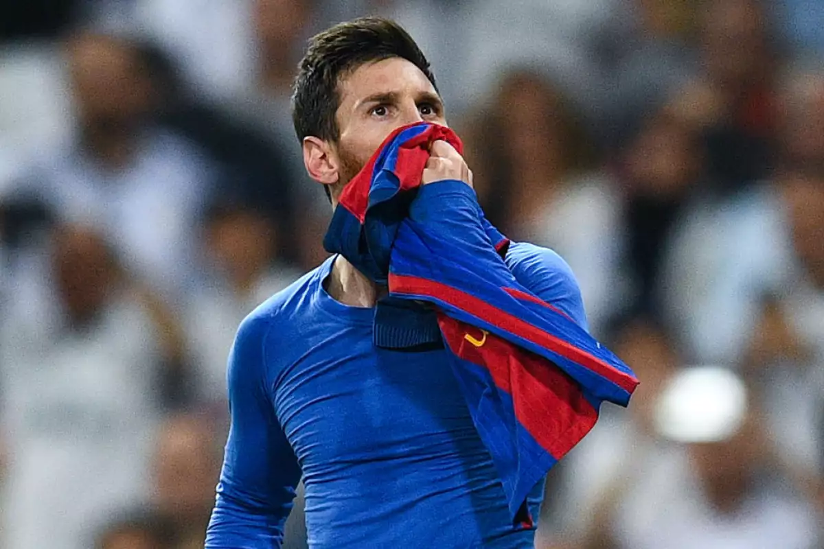 Foto de Lionel Messi besando la playera del Barcelona al terminar un partido contra el Real Madrid.