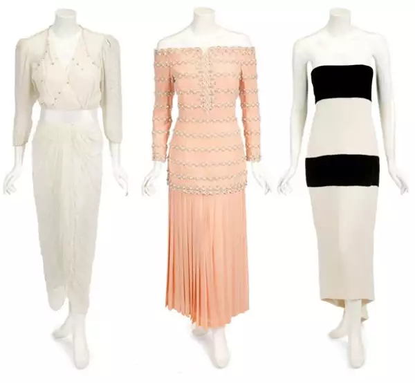 Se espera que el vestido diseñado por Zandra Rhodes (izq) recaude 100 mil dólares.