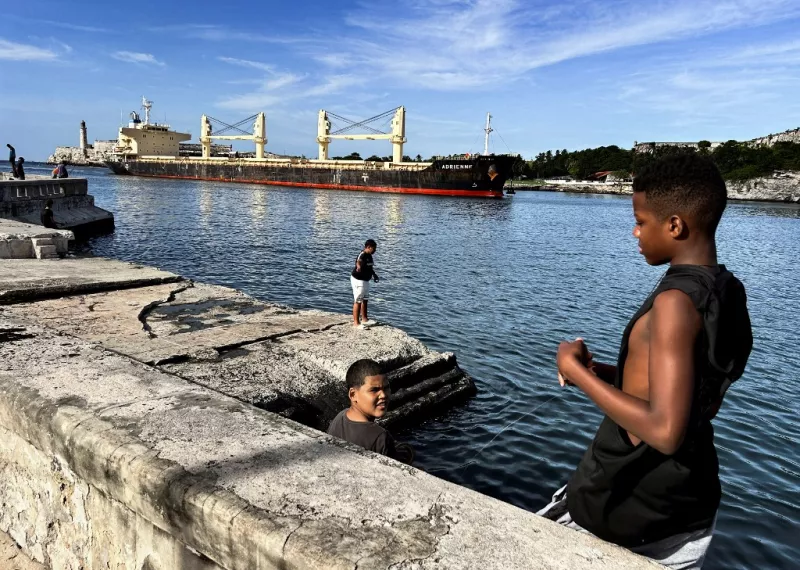 El granelero liberiano Adrienne llega al puerto de La Habana el 8 de noviembre de 2024.