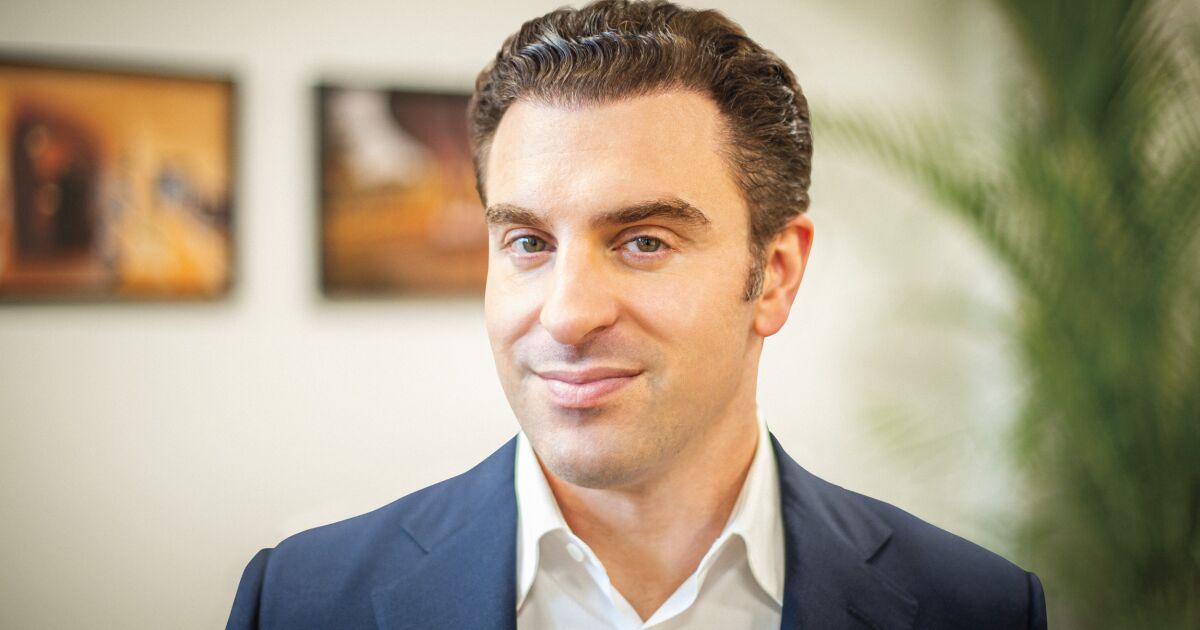 AIRBNB SE DESGASTA: CHESKY ADMITE CRISIS EN SU MODELO