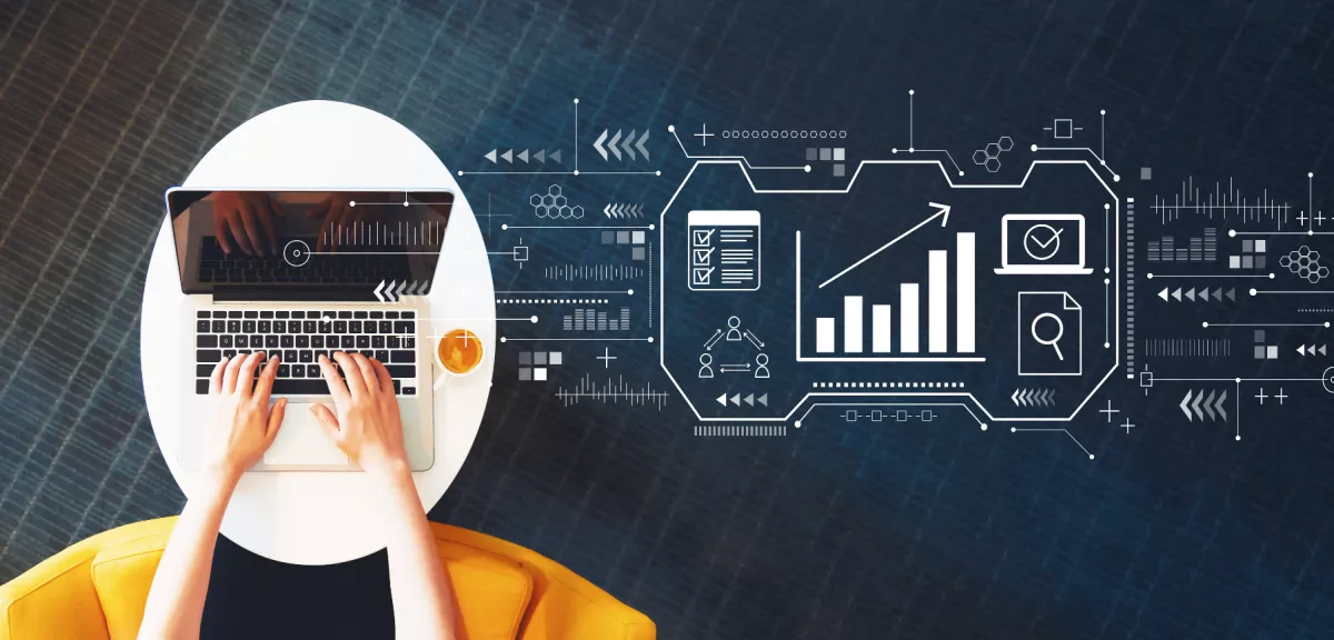 Una laptop sobre una mesa y aparentemente una persona la está manipulando, a un lado se hace referencia a la tecnología y la información.