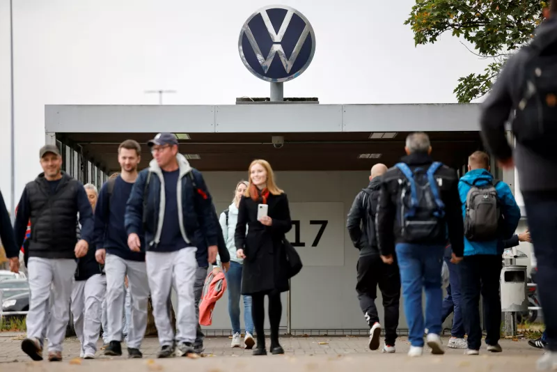 Los empleados caminan en un día de un anuncio de recortes de empleo de Volkswagen AG y cierre de sus pocas fábricas, en la sede de la compañía en Wolfsburg, Alemania, el 28 de octubre de 2024.