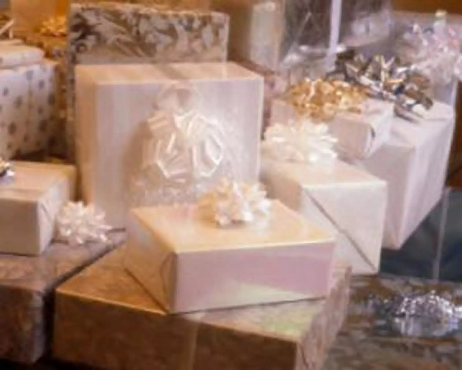 La pareja abrió una mesa de regalos en una lujosa y exclusiva tienda, la cual solicita la clave incluida en la invitación para poder acceder a la lista de los obsequios