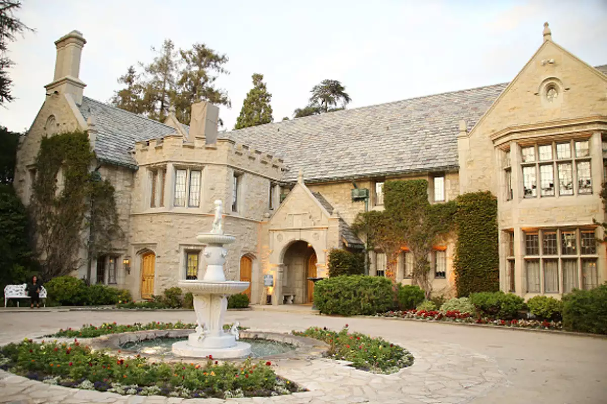 La famosa mansión Playboy de Hugh Hefner está a la venta por 200 millones de dólares, pero quien la compre tendrá que dejar que el empresario viva ahí hasta su muerte.