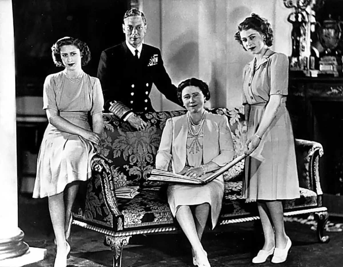 König Georg VI. von GB mit Ehefrau Elisabeth sowie den Töchtern Elisabeth und Margaret Rose (li)