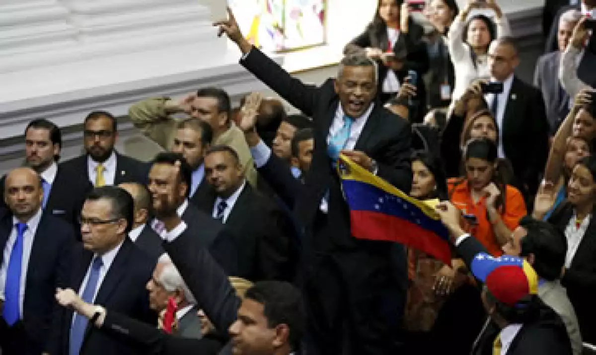 Los diputados de la oposición celebraron durante la toma de protesta. (Foto: Reuters)