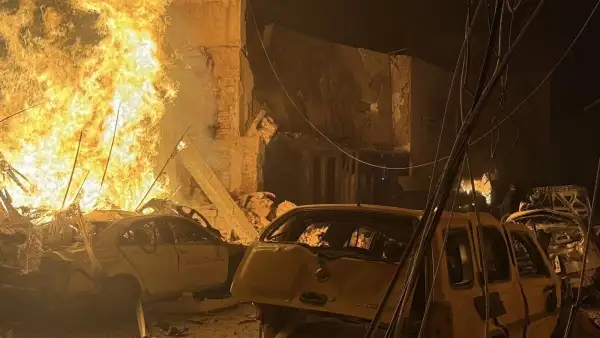 Coche se incendia frente a la sede de la Policía Municipal de Ojocaliente, Zacatecas. 