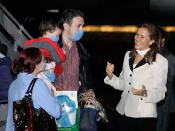 Zavala platicó brevemente con las personas que se encontraban en la explanada del hangar presidencial.