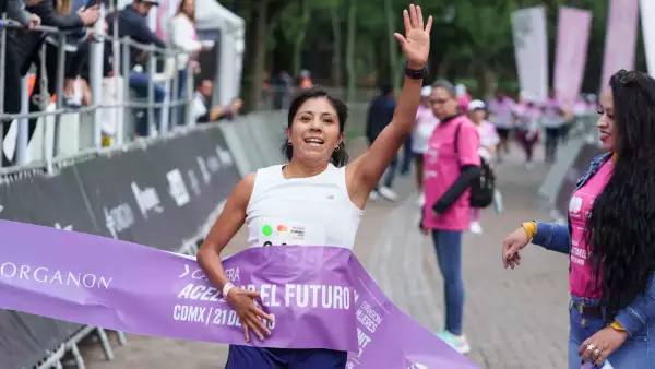 imagen de Sandra López, ganadora de la modalidad de 10K, llegando a la línea de meta