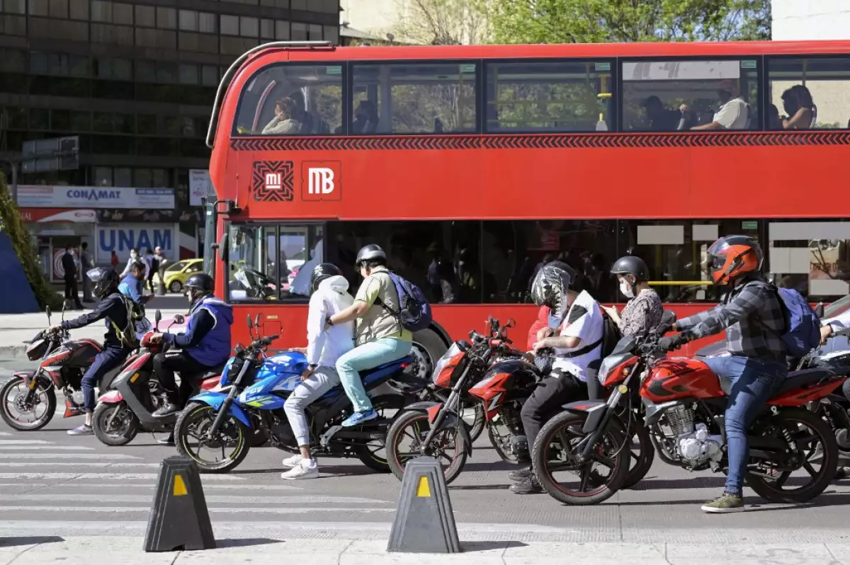 Las motos se multiplican en México, pero las calles no están listas para ellas 