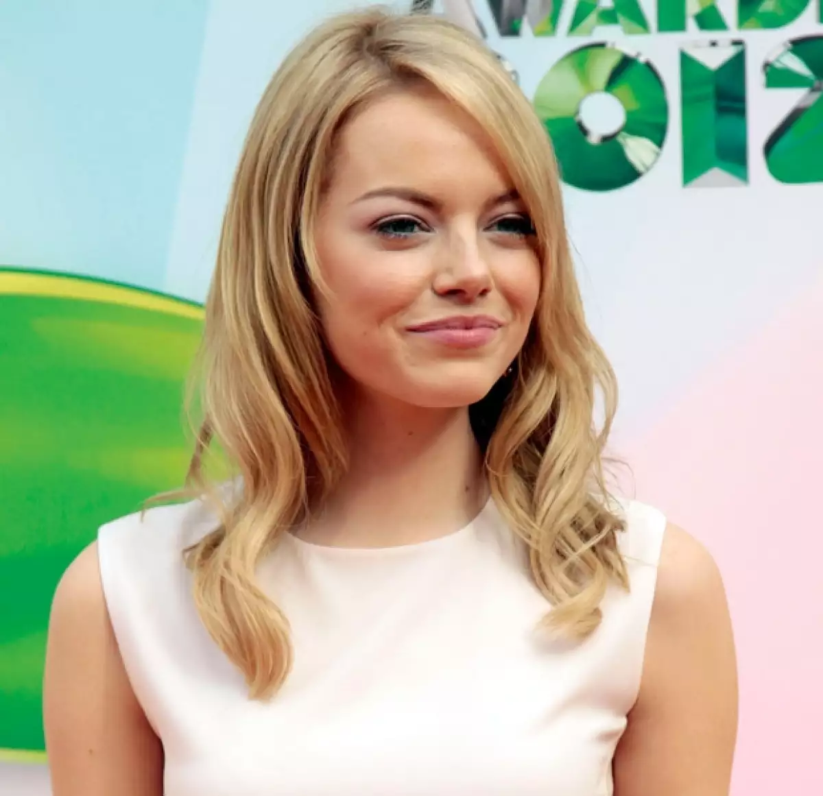 La actriz dejó de ser pelirroja y actualmente presume un look claro, algo que no es nuevo para ella, ya que es rubia natural.