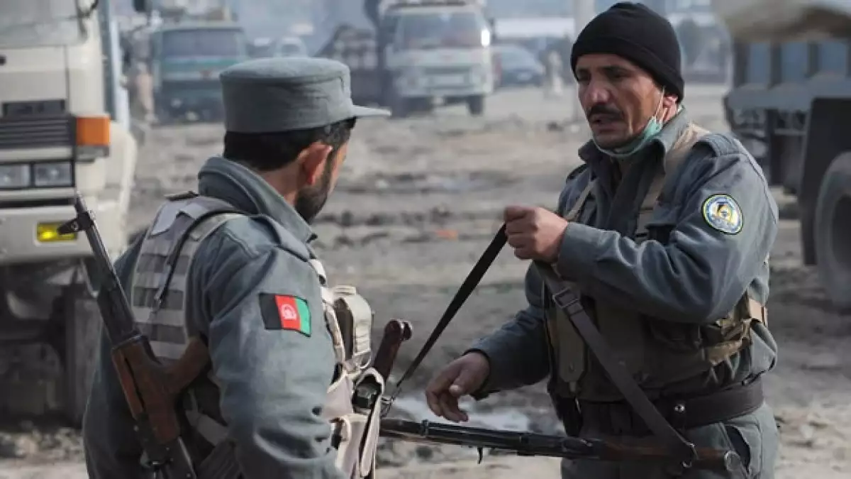 Militares afganos vigilan el área de kabul
