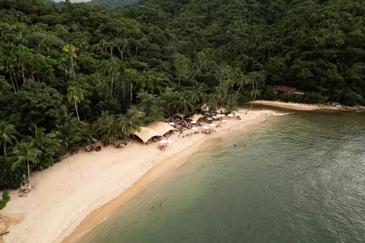 Foto aérea de la playa del hotel Majahuitas