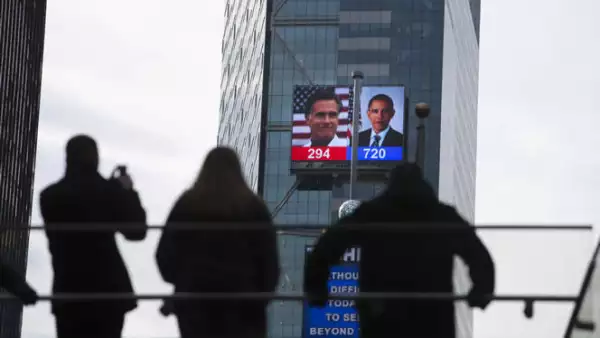 La gente ve la cobertura electoral en una pantalla gigante instalado en Times Square durante la elección presidencia.