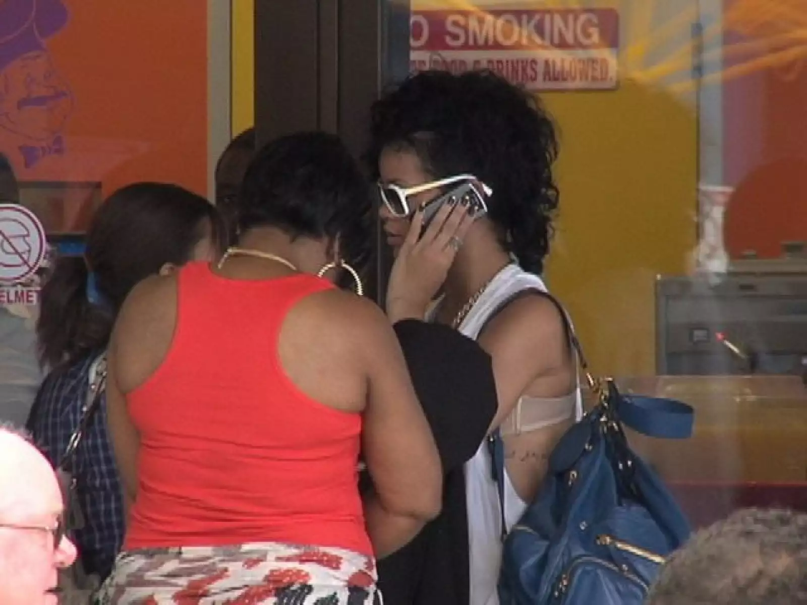 En su tierra. Con un look para pasar desapercibida, Rihanna llega al Aeropuerto Internacional de Barbados.