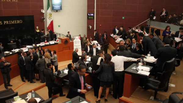 El proyecto incluye cambios constitucionales que permitirán los contratos para explotar yacimientos a través de las figuras de la utilidad compartida y producción compartida, además del régimen de las licencias.