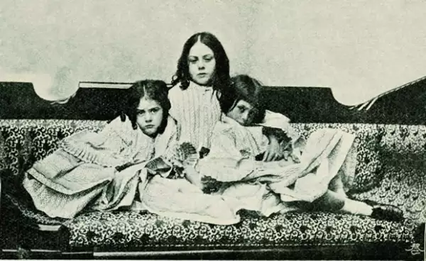 Además de escritor, Lewis era fotógrafo y le gustaba tomar imágenes de niños, aquí las hermanas Liddell: Edith, Lorina y Alicia.