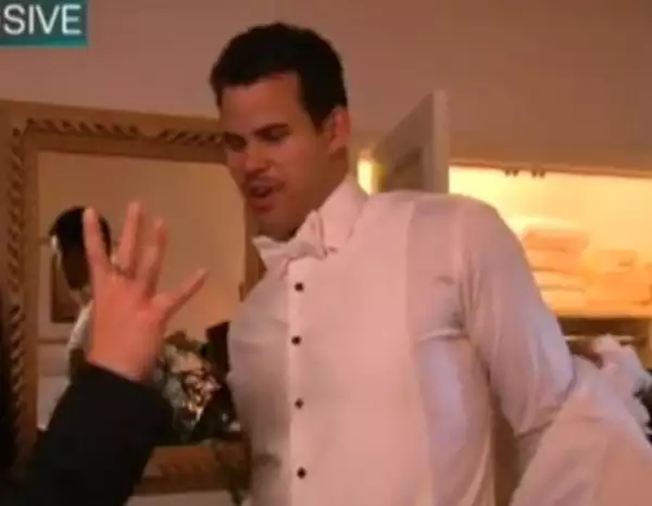 Kris Humphries al momento de colocarse el traje.