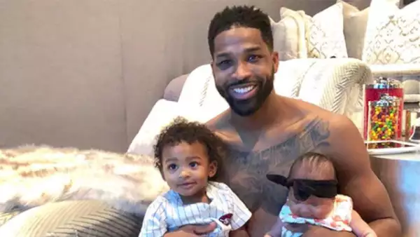 Tristan Thompson con sus dos hijos