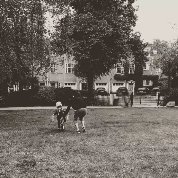 Pero estas no han sido las únicas habilidades de la hermana menor de Brooklyn, pues también ha comenzado a andar en bicicleta.