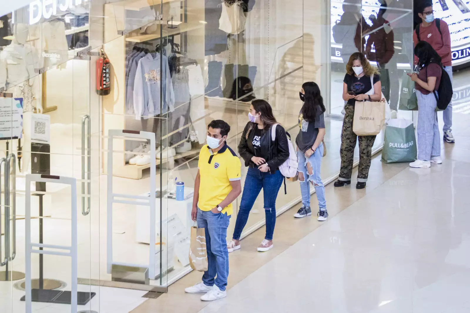 Hoy reabrieron los negocios no esenciales en los Centro Comerciales, esto a pesar de que la ciudad se encuentra en semáforo rojo, en algunas tiendas de ropa se observaron filas para acceder.