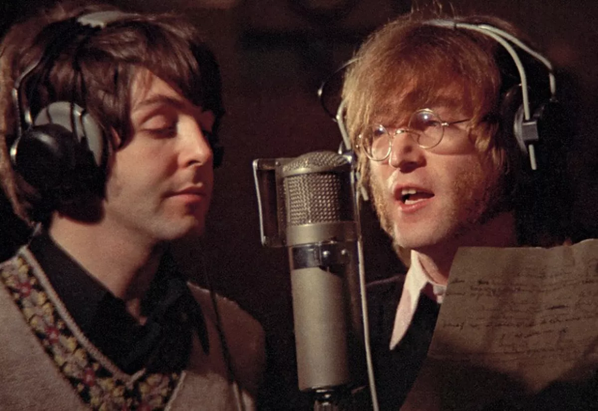 Paul McCartney y John Lennon grabando un tema.