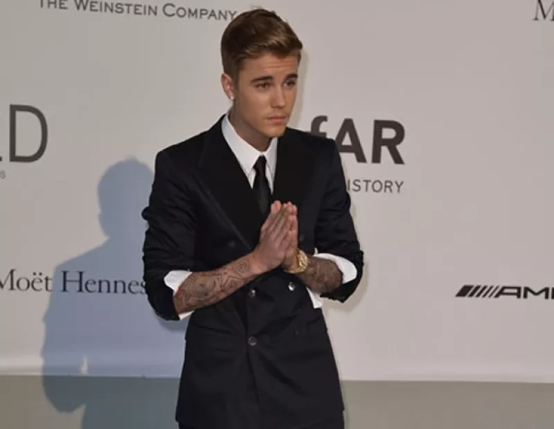 Se supo que el cantante extendió un cheque durante la gala del amfAr que se realizó en Cannes, con el fin de contribuir a una noble causa.