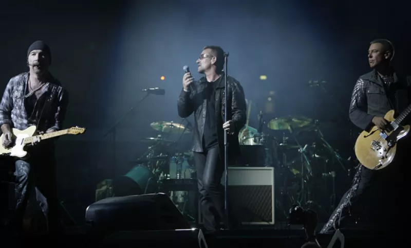 Tiene el séptimo puesto con 130 millones de dólares. La banda irlandesa se encuentra tomando un descanso de su gira europea, tras el accidente de espalda que sufrió Bono, el líder de la agrupación.