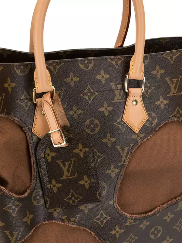 Foto: Farfetch; Louis Vuitton, tote Halls de Louis Vuitton x Comme Des Garcons 2014