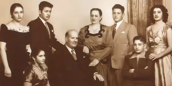 Julián Slim Haddad y Linda Helú de Slim, al centro de la foto, con sus seis hijos en la década de los cincuenta.