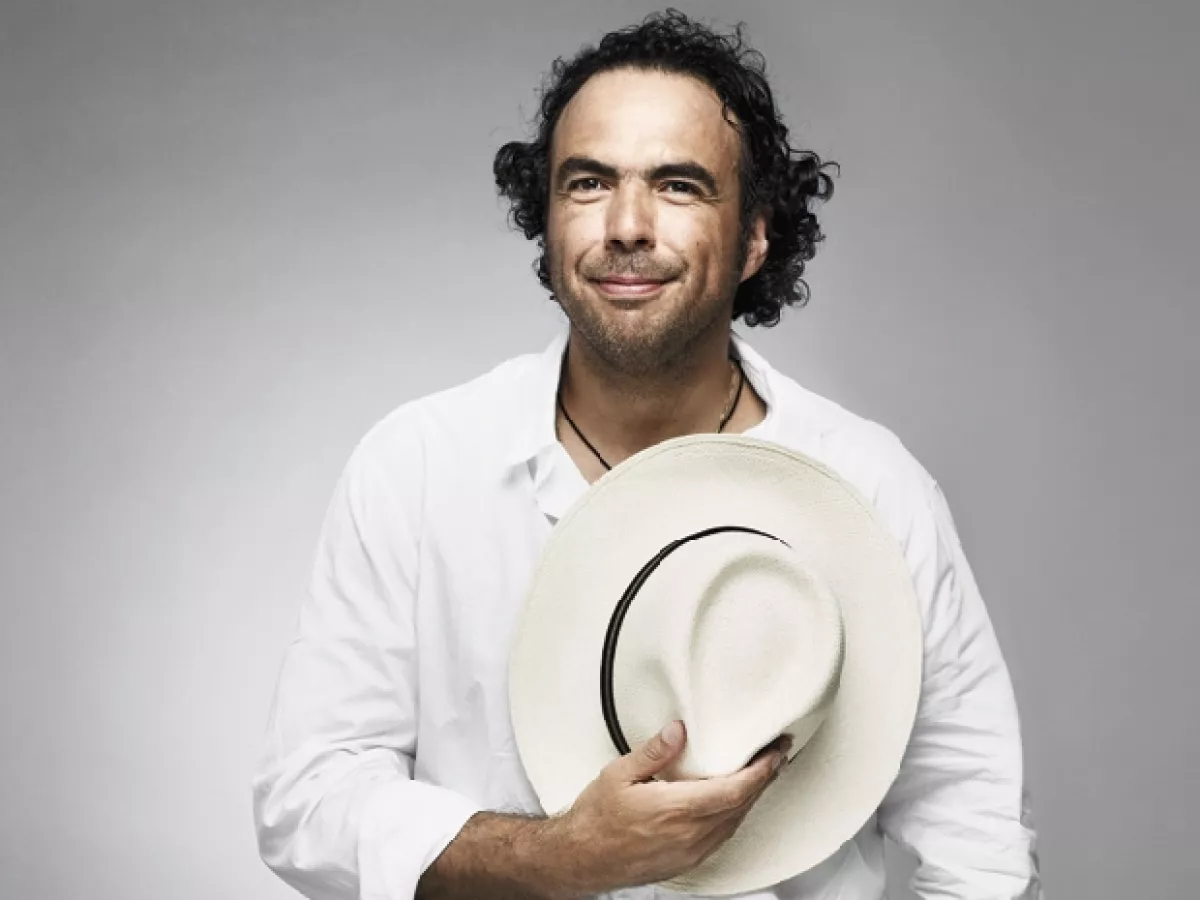 Alejandro es un obsesivo exitoso, tiene especial pasión por publicidad y la música, sin embargo, su gran ambición fue hacer cine.
