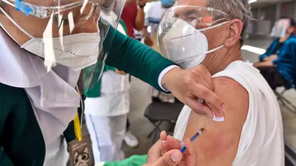 La jornada de vacunación contra el covid inició en 16 municipios del edomex. 