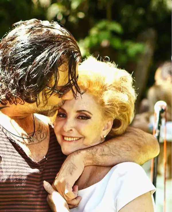 Con una foto de cuando era joven y una actual, el cantante reconoció la importancia que su mamá ha tenido en su vida.