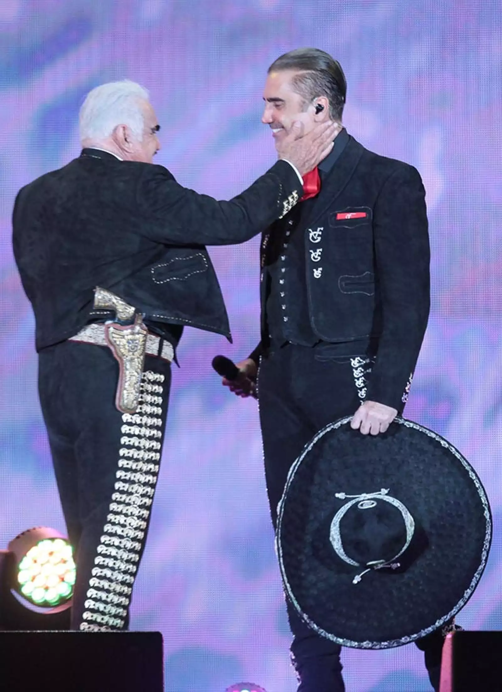 Alejandro acompañó a su padre, Vicente Fernández, en el gran concierto que ofreció para despedir su carrera.