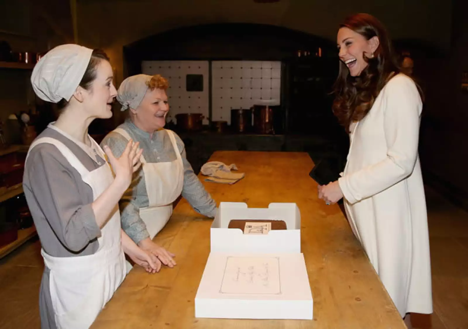 En la cocina del set estaban las actrices Sophie McShera y Lesley Nicol con un pastel en cuya leyenda estaba escrito el nombre de Downton Abbey.