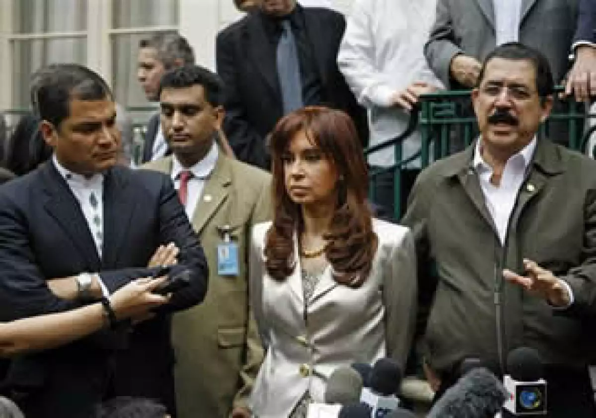 El depuesto presidente de Honduras Manuel Zelaya, a la derecha, habla con reporteros fuera de la embajada ecuatoriana en Washington, el domingo 5 de julio de 2009, donde anuncia planes para regresar a Honduras. Aparecen con él los presidentes de Ecuador,