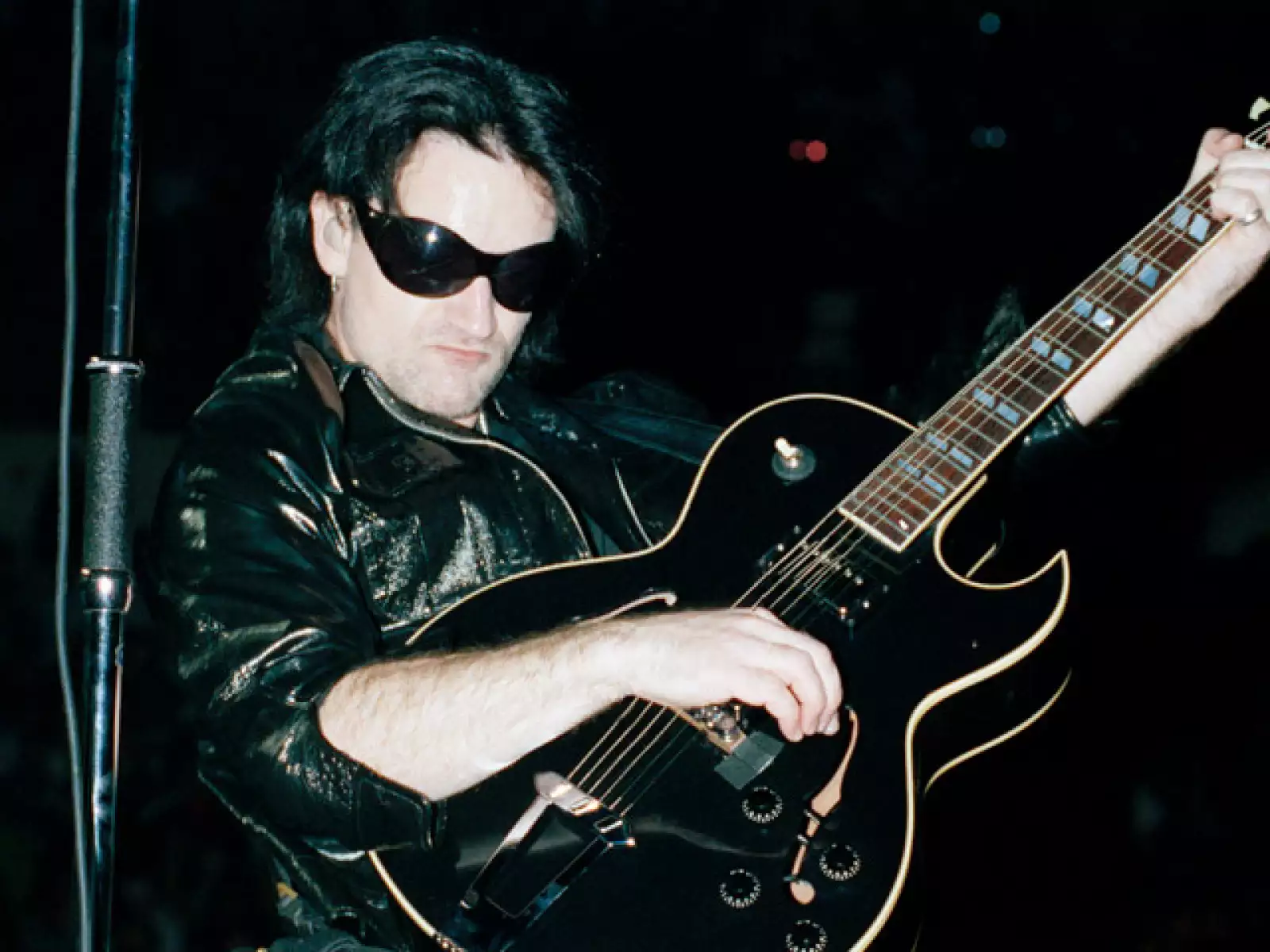 Aunque muchos pueden pensar que los lentes son sólo para verse fashion, lo cierto es que él dijo hace varios años que los usa sí por vanidad, pero también por salud. Esta foto fue tomada en 1992 durante un concierto en Massachussets.