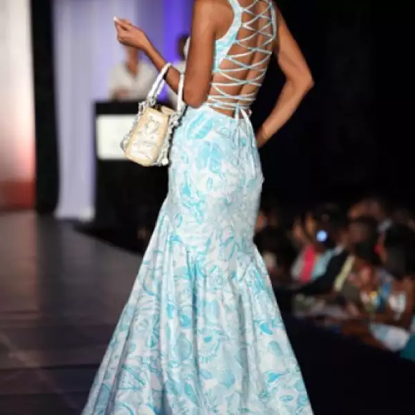 Indiana Sánchez, de Nicaragua, aunque modeló un vestido largo, el toque sexy fue el escote de la espalda con cintras entrecruzadas.